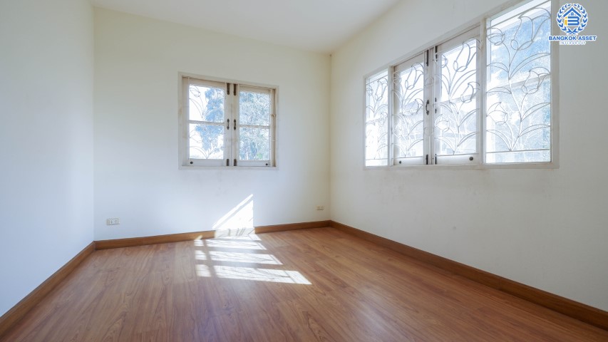 *****บ้านเดี่ยวมือสอง ม.กฤษดานคร39 ปิ่นเกล้า หลังมุม ติดถนนบรมราชชนนี รองรับความสุขบนเนื้อที่ดิน 153.9 ตร.ว. ฟังก์ชัน 5 ห้องนอน 4 ห้องน้ำ 2 ที่จอดรถ พร้อมพื้นที่ใช้สอยกว่า 240 ตร.ม. ใช้ชีวิตใจกลางสิ่งอำนวยความสะดวก เพียง 10 นาทีถึงเซ็นทรัลปิ่นเกล้า